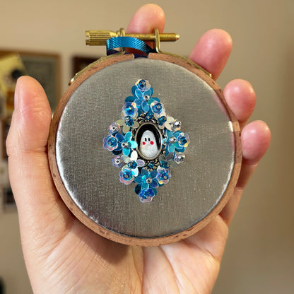 Portrait Hanté - Petit tambour - Argent & Bleu