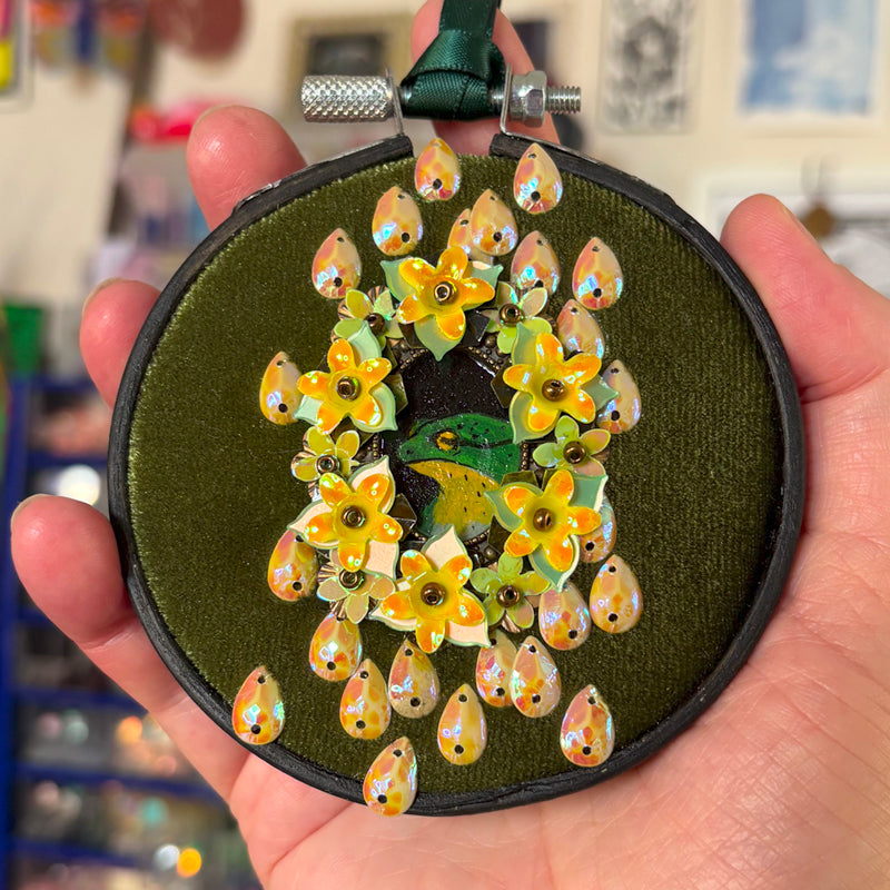 Portrait Familier - Petit tambour bois - Grenouille